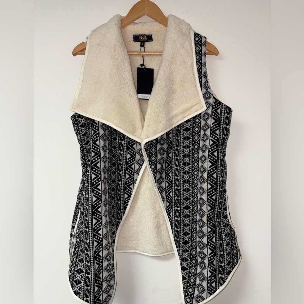 NWT Women's Black and White Patterned Sweater Vest Straight from the Boutique